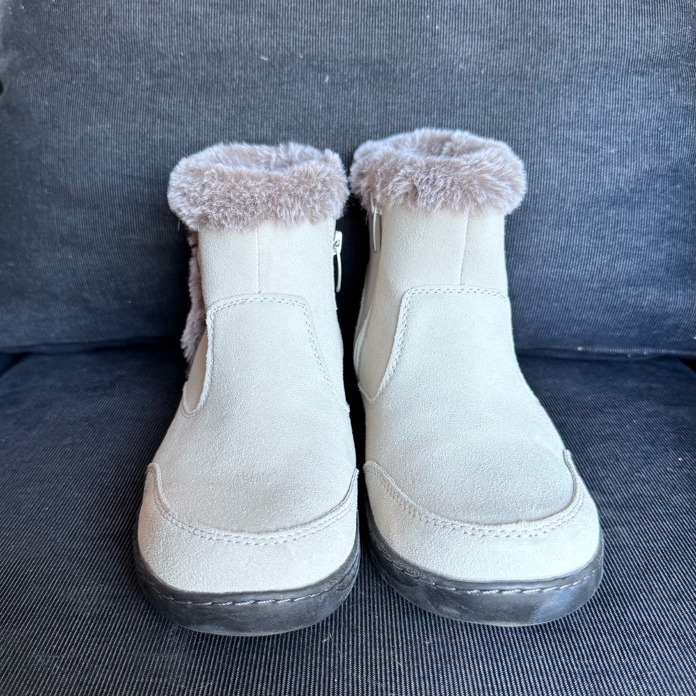 Khombu Boots cream size 10 Like New
